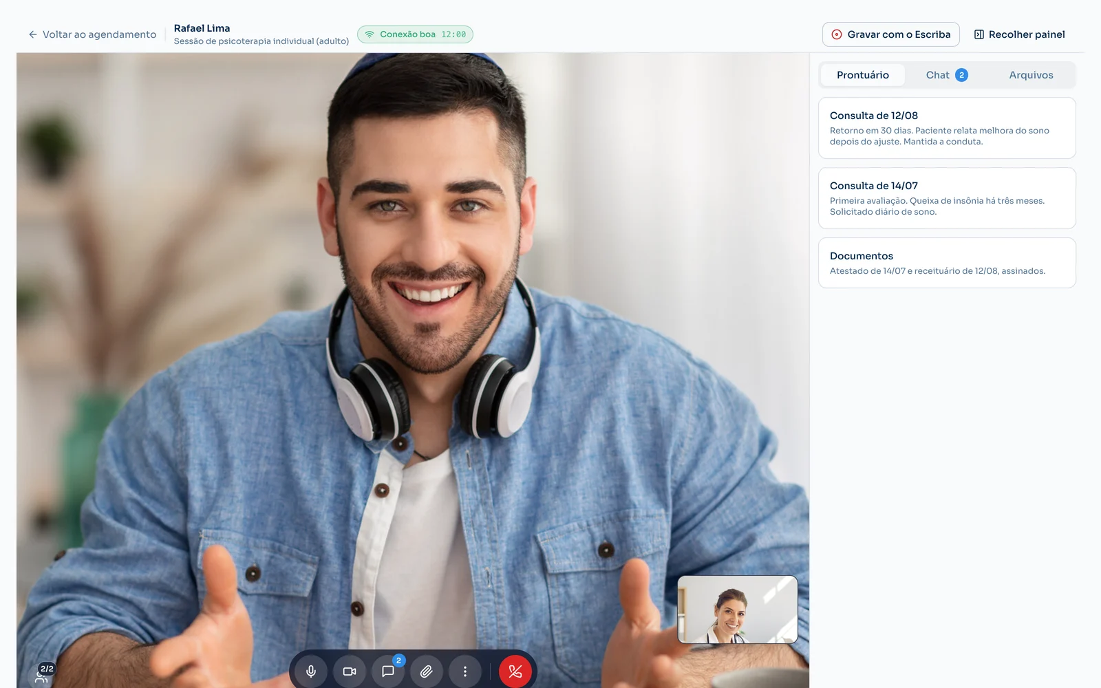 Sala de teleconsulta do Zênite Clínica: o paciente em vídeo, a autoimagem da profissional no canto, o prontuário aberto ao lado e o botão de gravar com o Escriba